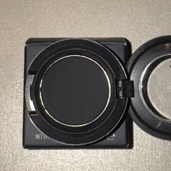 MAC Carbon Eyeshadow - Picture 1 of 3